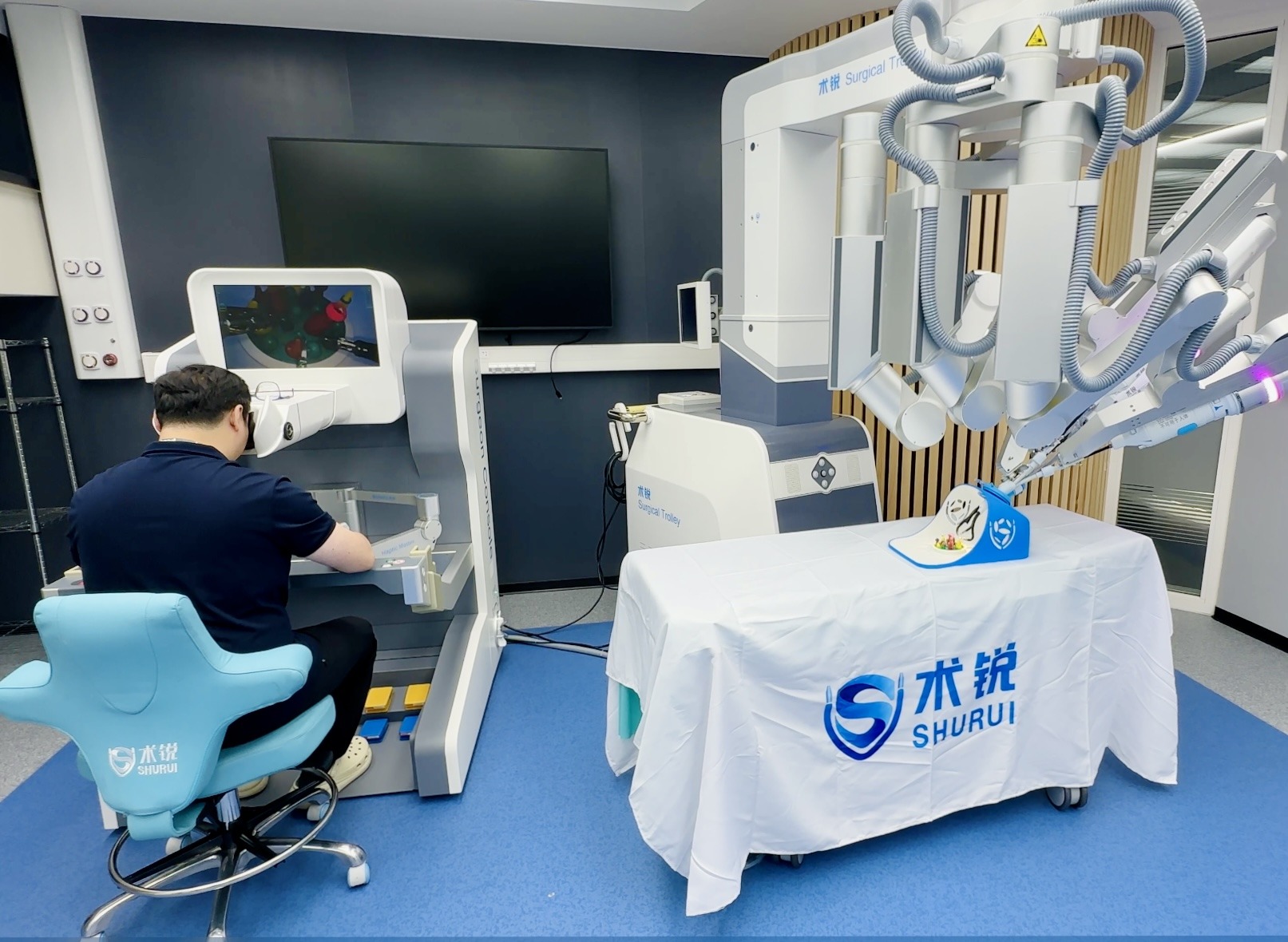 SHURUI single-port surgical robot — China-developed, globally certified.