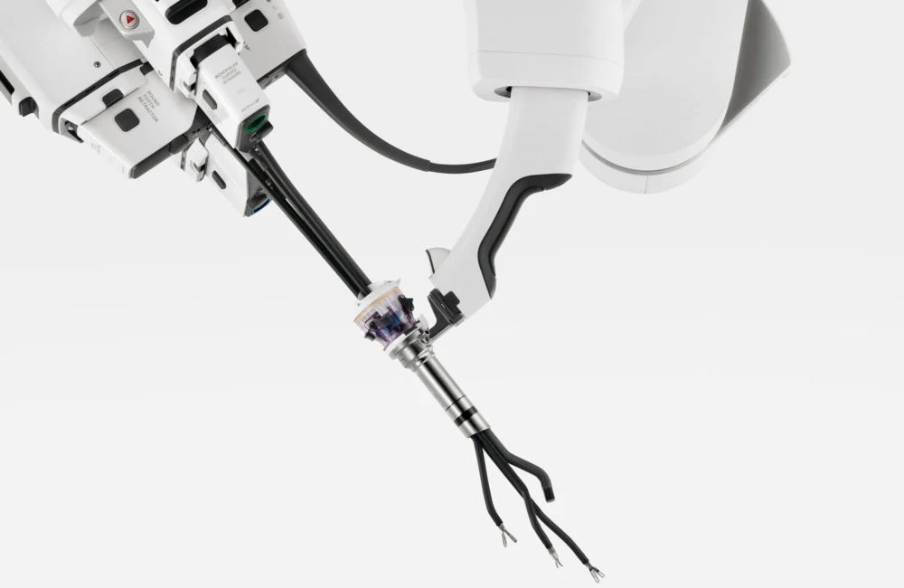 A domestic single-port robot — scarless tumor resection through one micro-incision.